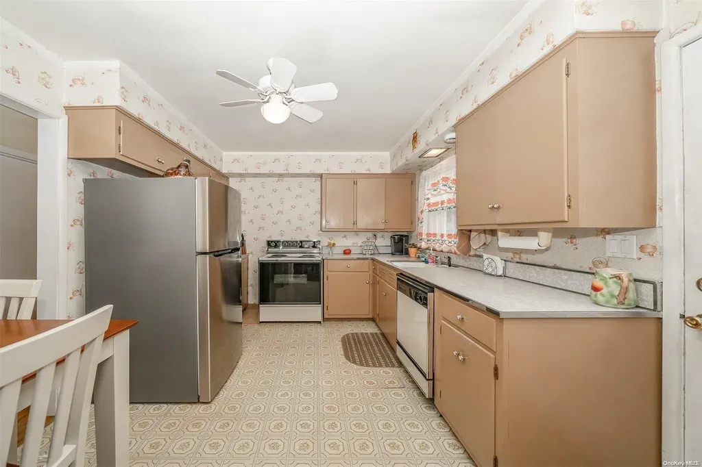 4 Commonwealth Avenue Massapequa NY 11758