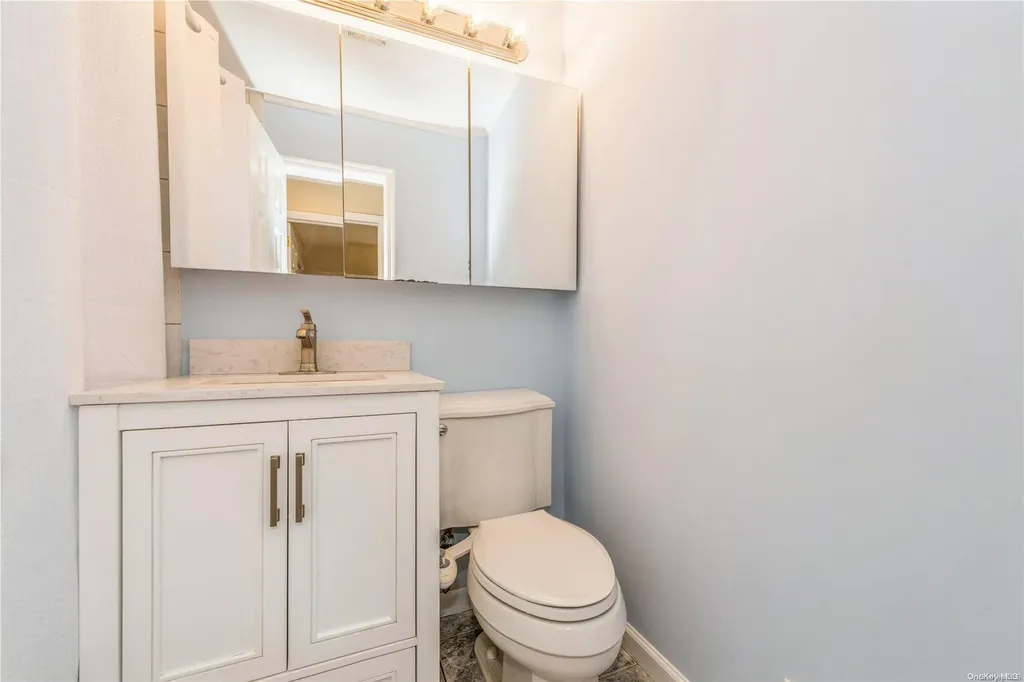 29 Leibrock Avenue Lindenhurst NY 11757