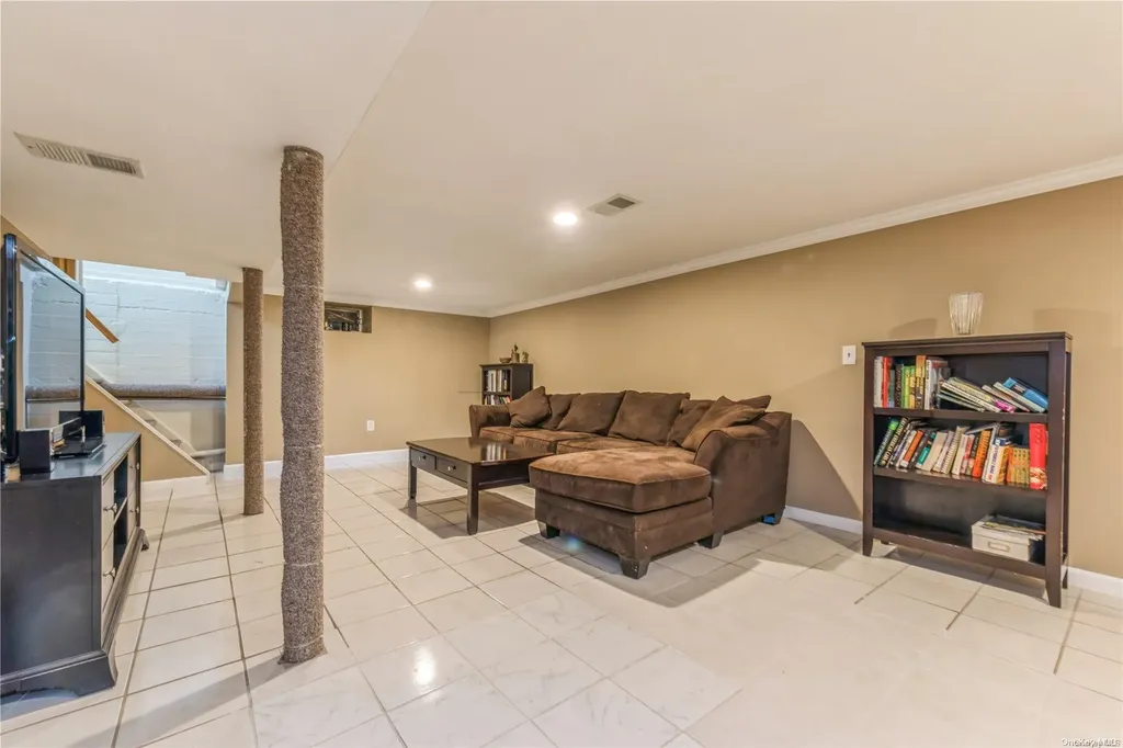 29 Leibrock Avenue Lindenhurst NY 11757
