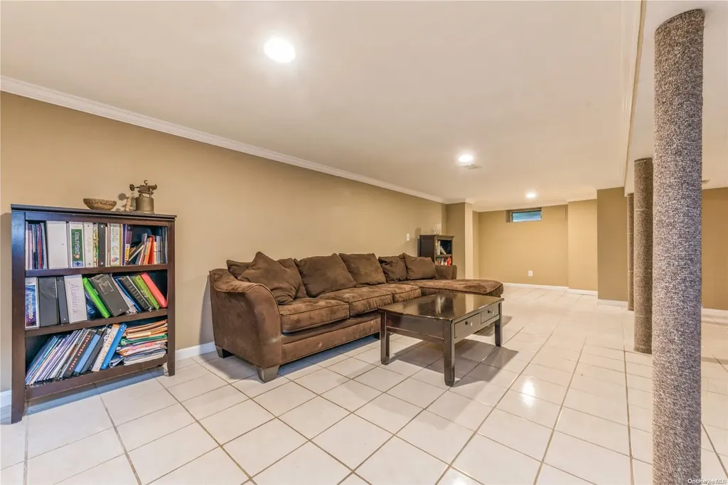 29 Leibrock Avenue Lindenhurst NY 11757