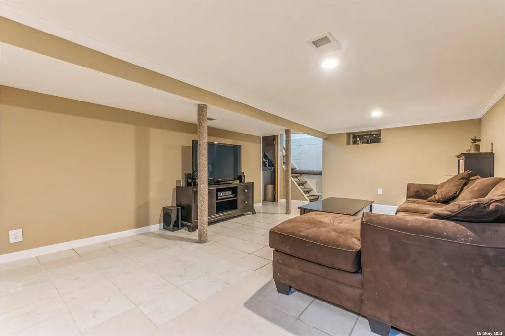 29 Leibrock Avenue Lindenhurst NY 11757