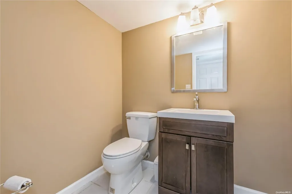 29 Leibrock Avenue Lindenhurst NY 11757