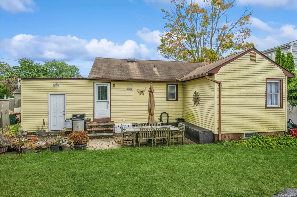 29 Leibrock Avenue Lindenhurst NY 11757