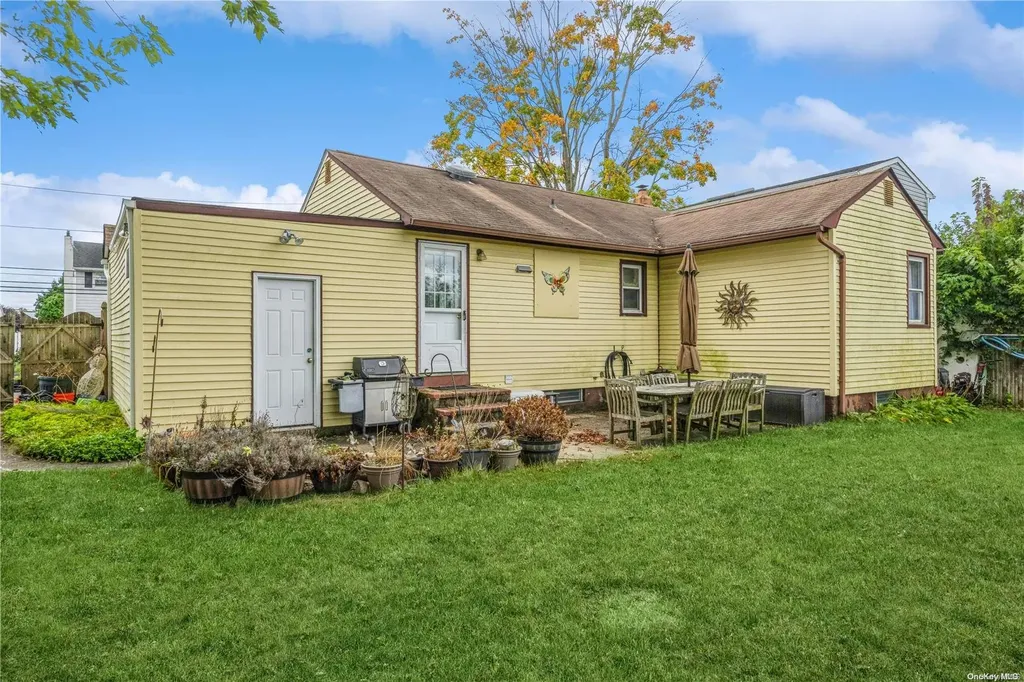 29 Leibrock Avenue Lindenhurst NY 11757
