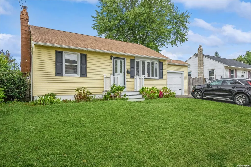 29 Leibrock Avenue Lindenhurst NY 11757