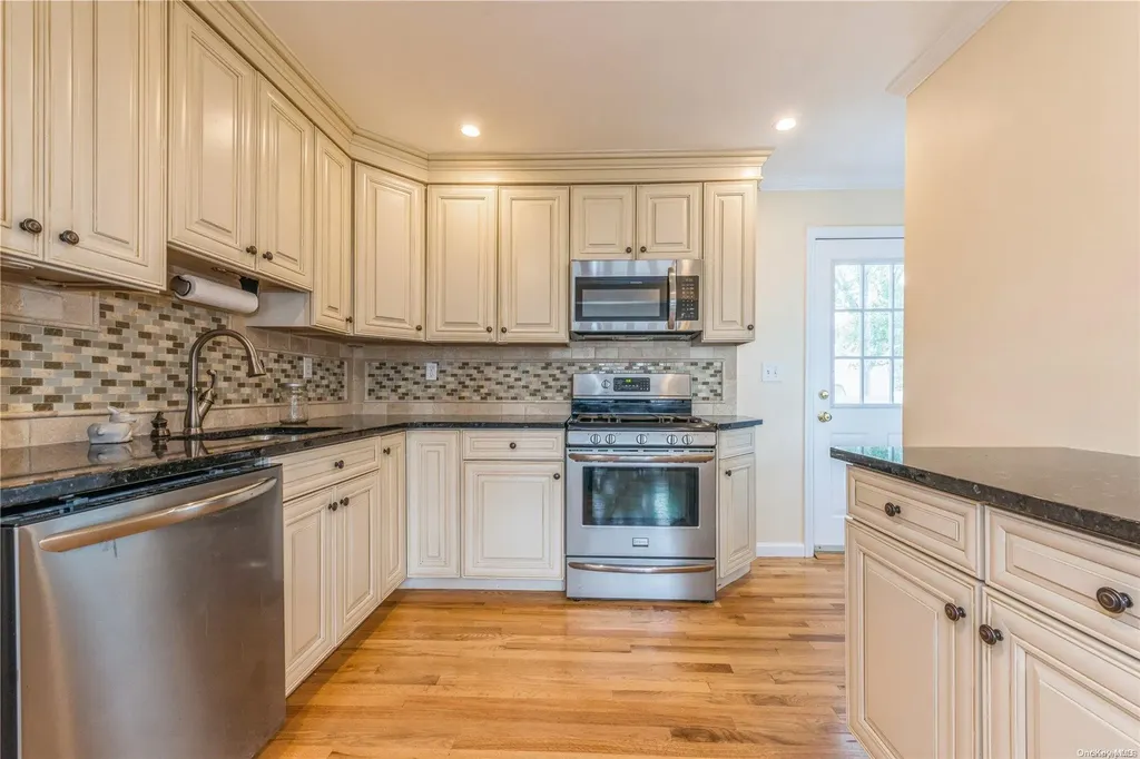 29 Leibrock Avenue Lindenhurst NY 11757