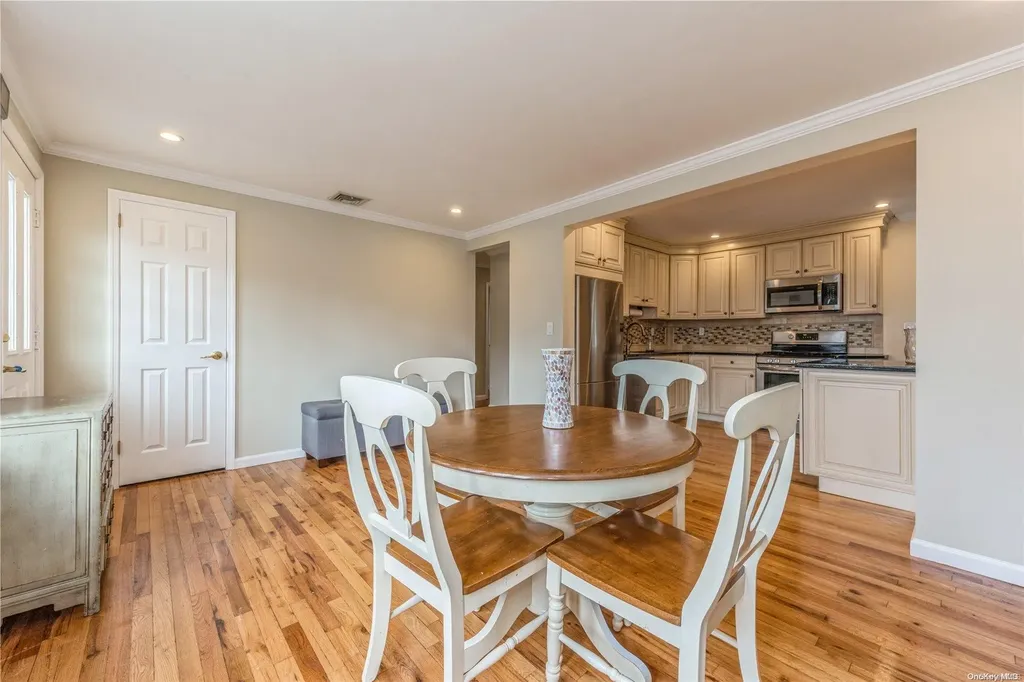 29 Leibrock Avenue Lindenhurst NY 11757
