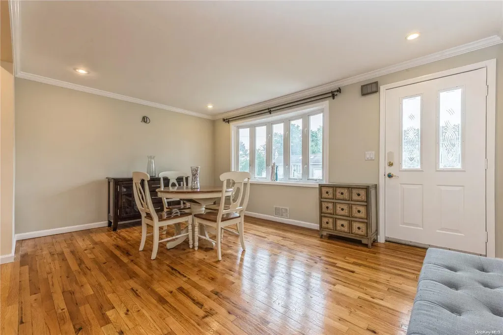 29 Leibrock Avenue Lindenhurst NY 11757