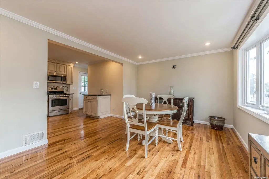 29 Leibrock Avenue Lindenhurst NY 11757