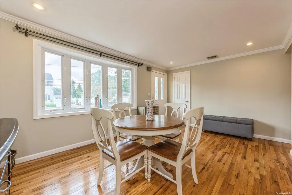 29 Leibrock Avenue Lindenhurst NY 11757