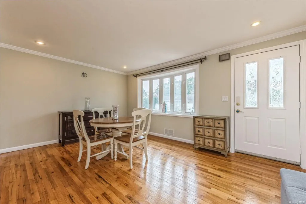 29 Leibrock Avenue Lindenhurst NY 11757