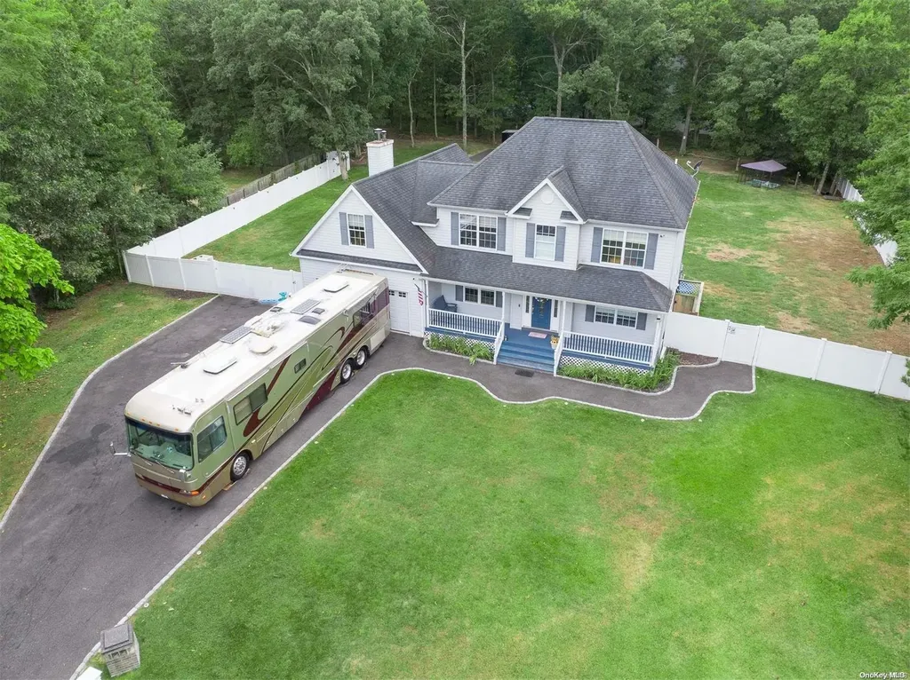 2 Old Saddle Road Ridge NY 11961