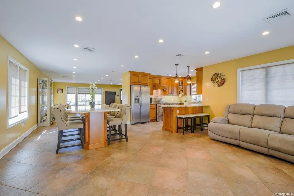 542 Beech Street New Hyde Park NY 11040