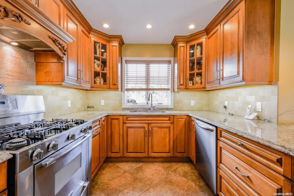 542 Beech Street New Hyde Park NY 11040