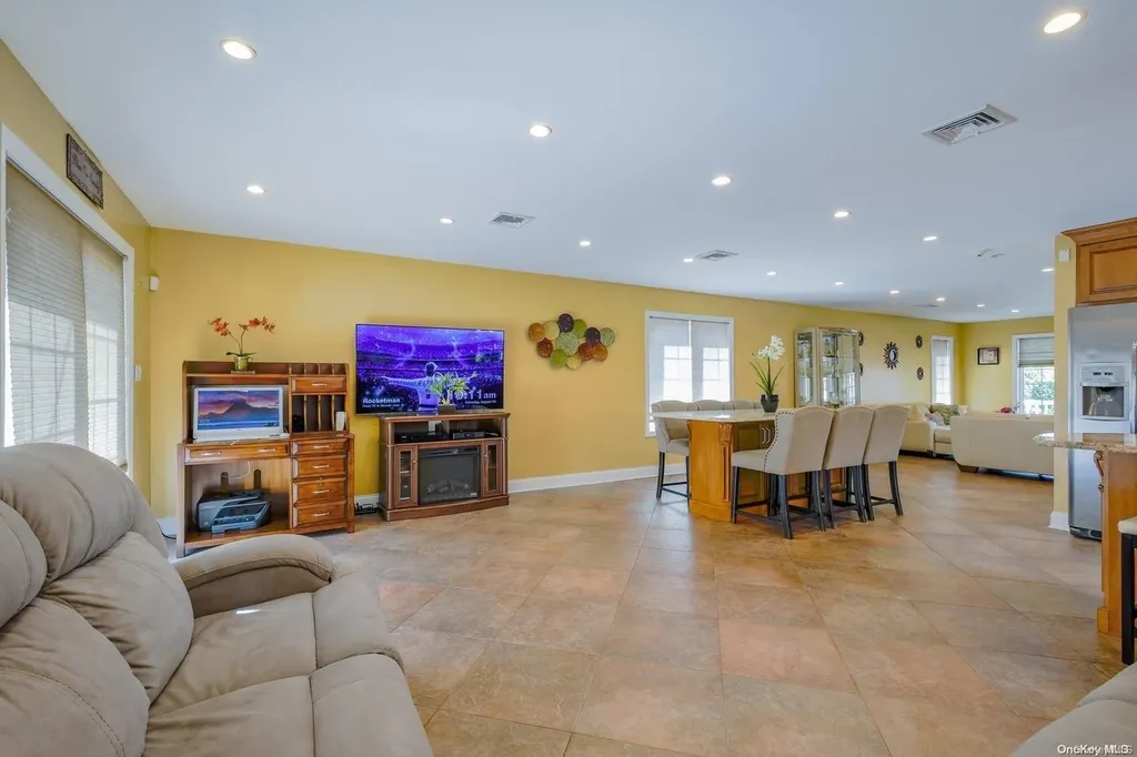 542 Beech Street New Hyde Park NY 11040