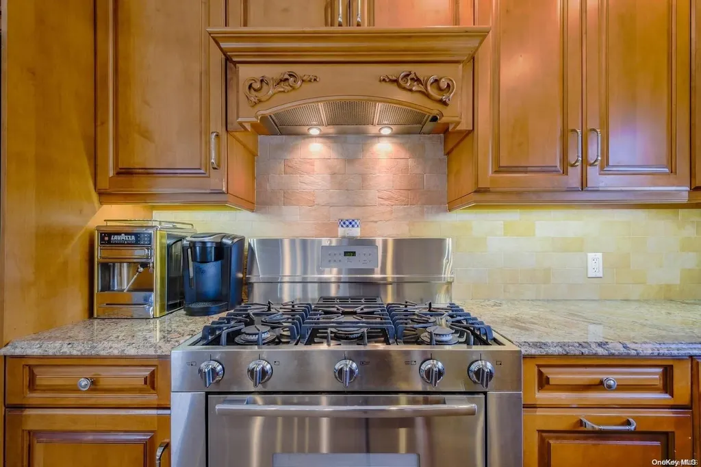542 Beech Street New Hyde Park NY 11040