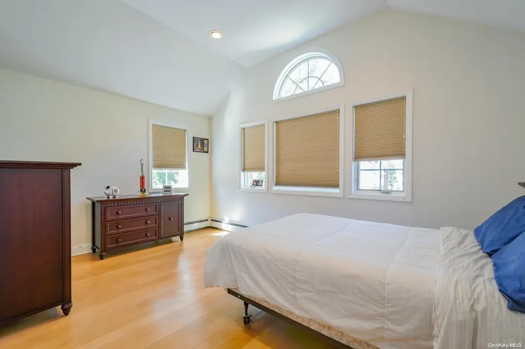542 Beech Street New Hyde Park NY 11040