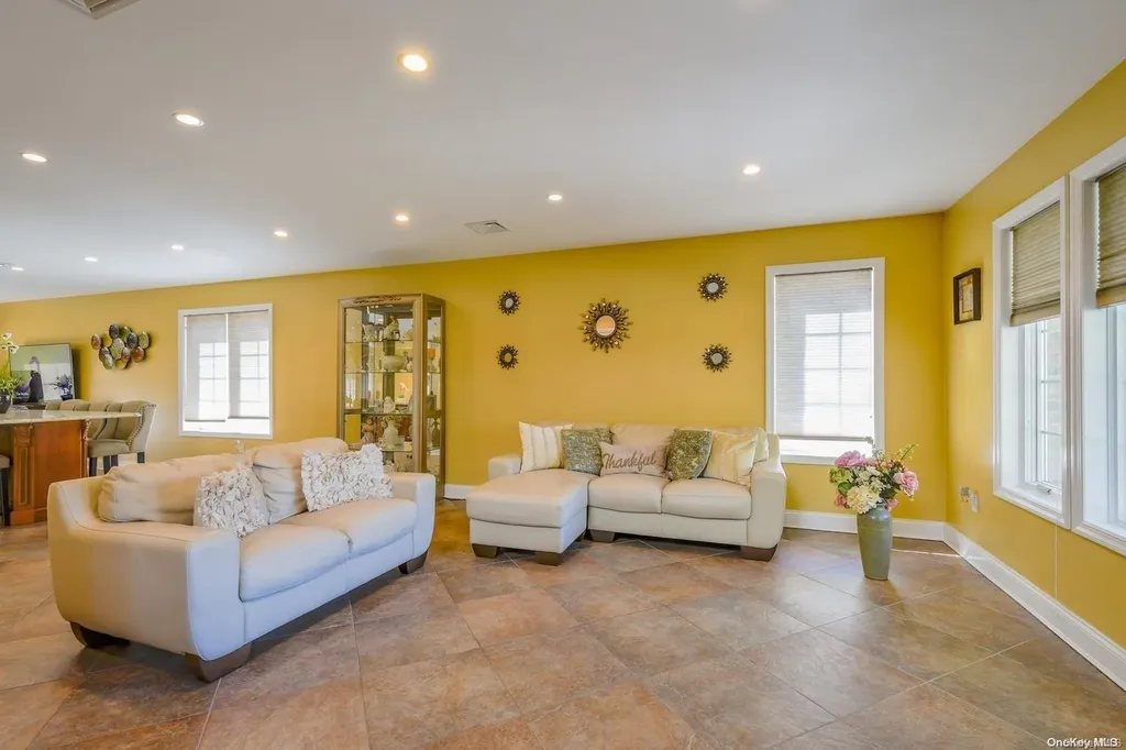 542 Beech Street New Hyde Park NY 11040