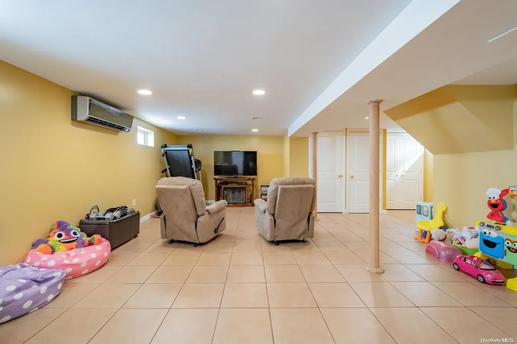 542 Beech Street New Hyde Park NY 11040