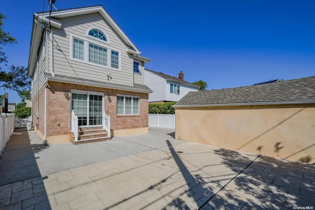 542 Beech Street New Hyde Park NY 11040