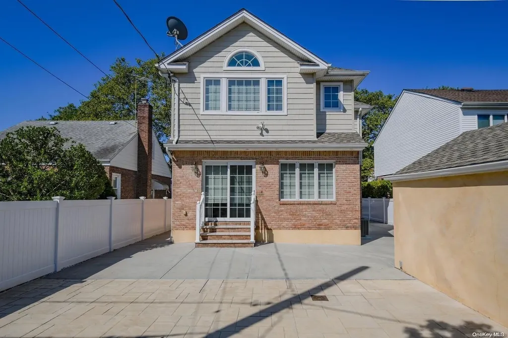 542 Beech Street New Hyde Park NY 11040