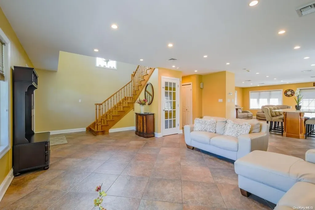 542 Beech Street New Hyde Park NY 11040