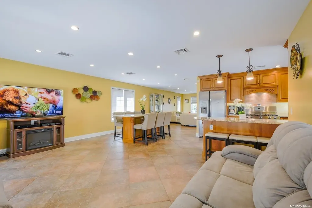 542 Beech Street New Hyde Park NY 11040