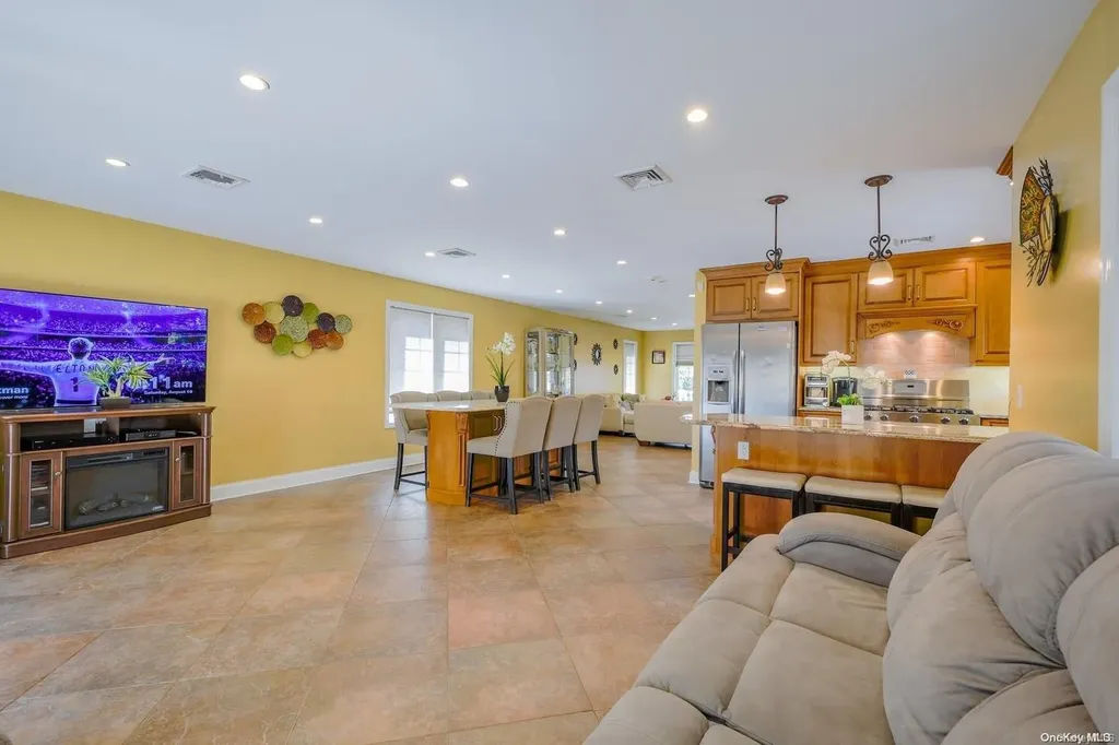 542 Beech Street New Hyde Park NY 11040