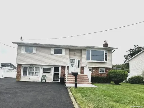 357 Idaho Street Lindenhurst NY 11757