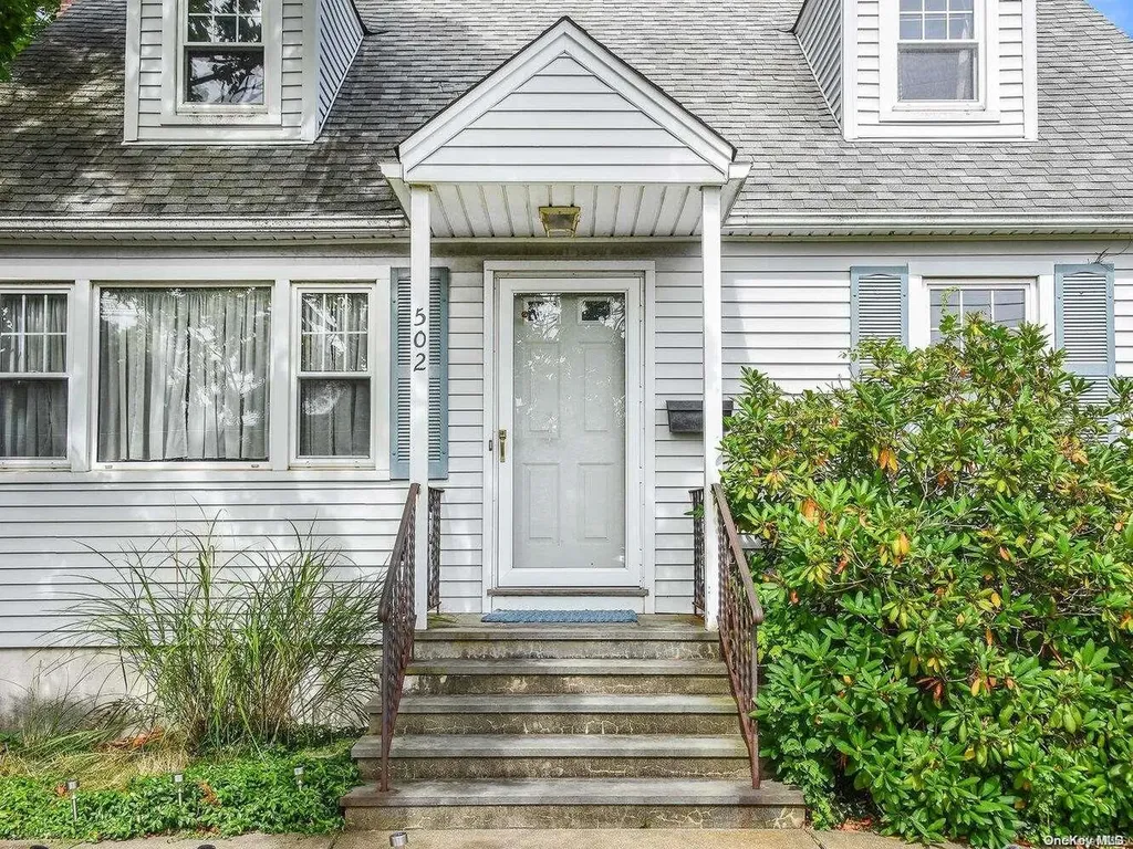 502 14th Street West Babylon NY 11704