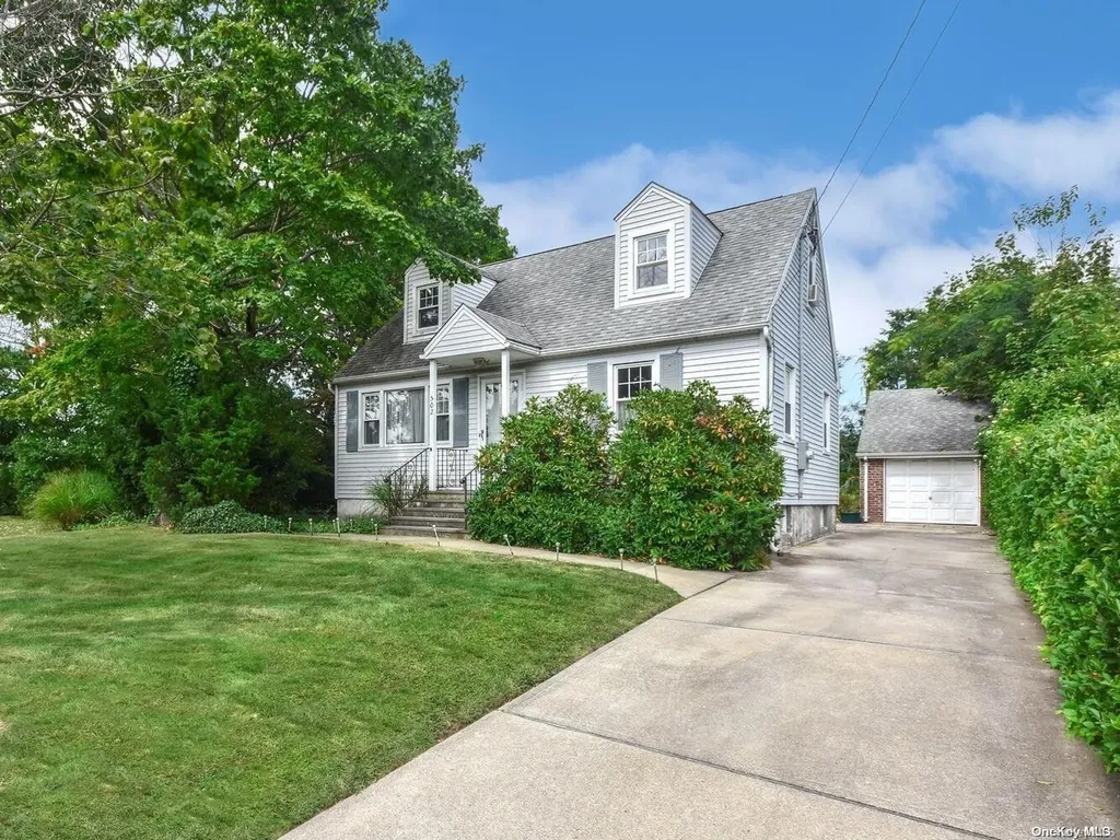 502 14th Street West Babylon NY 11704