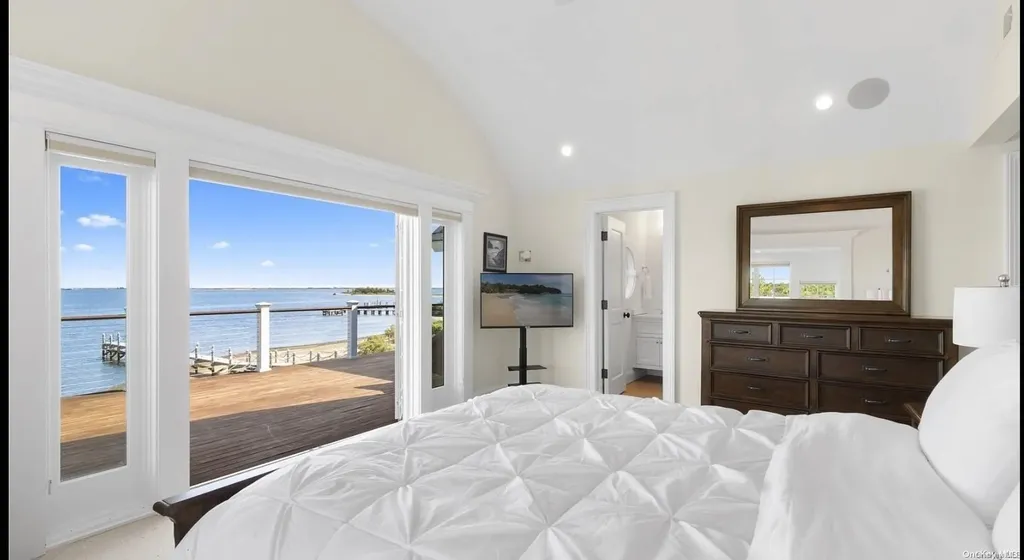 17 Ludlow Lane Hampton Bays NY 11946