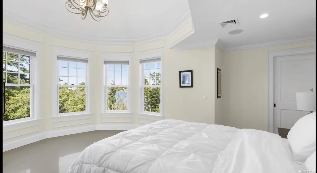 17 Ludlow Lane Hampton Bays NY 11946