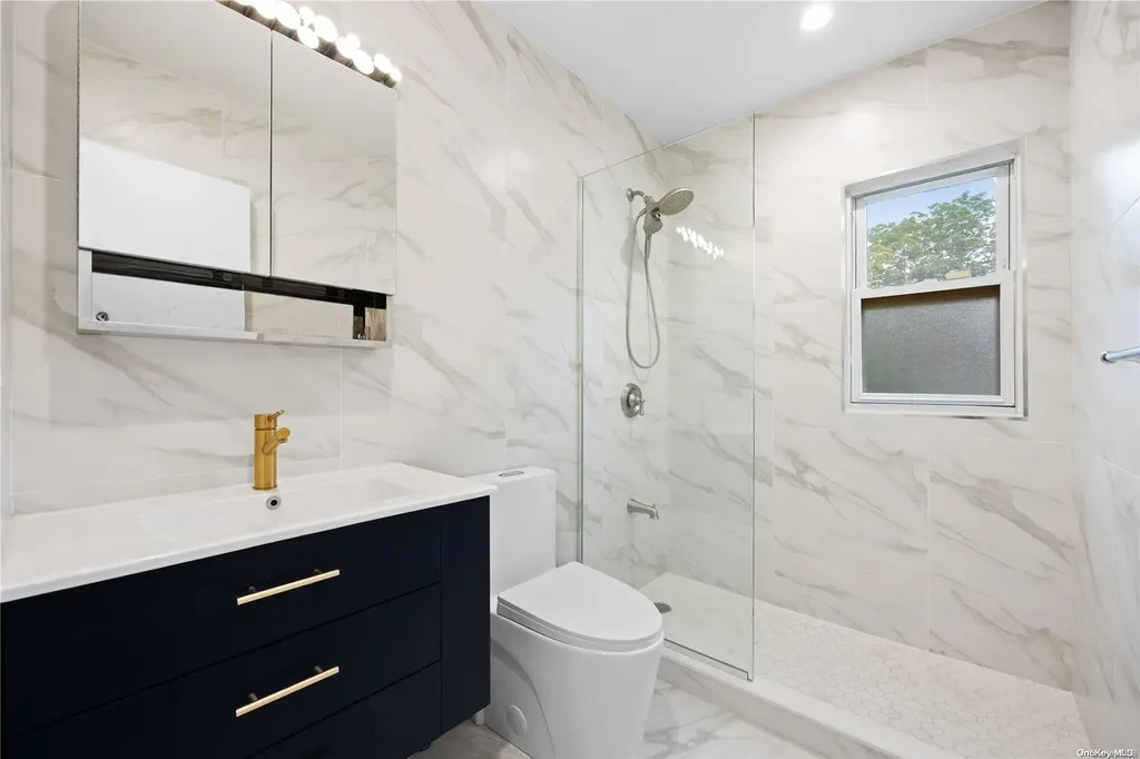 75 Bayview Avenue Great Neck NY 11021