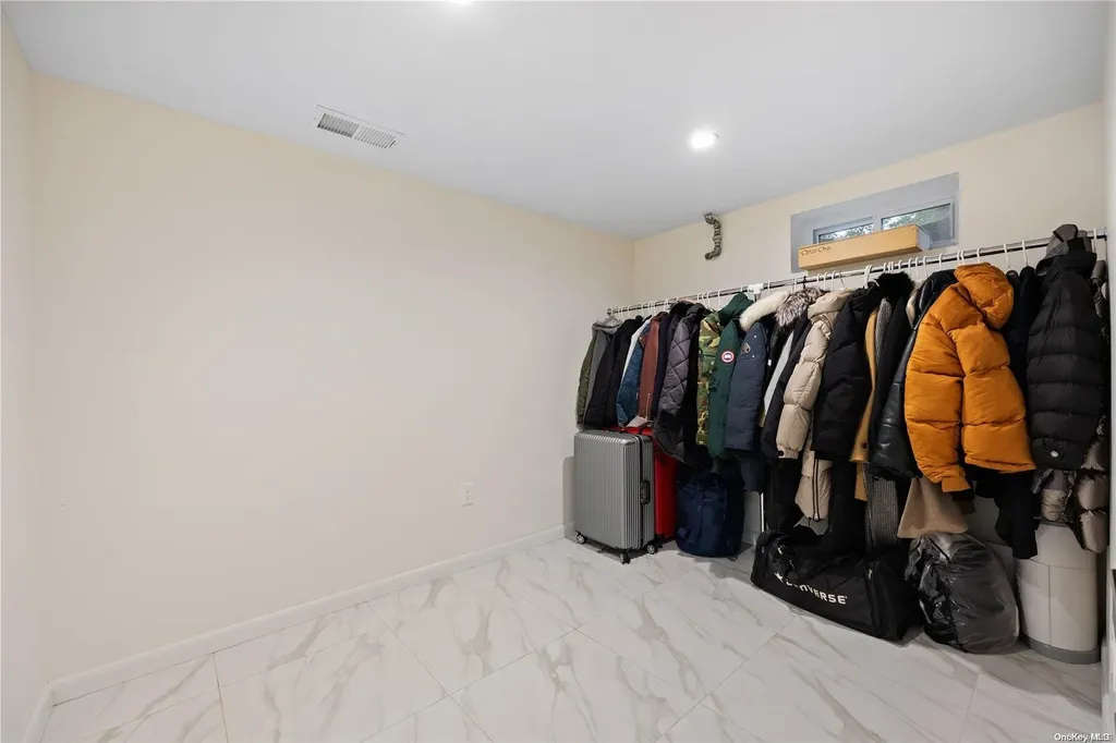 75 Bayview Avenue Great Neck NY 11021