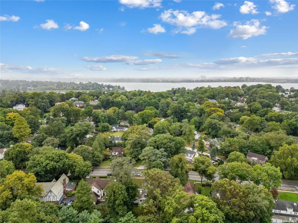 75 Bayview Avenue Great Neck NY 11021