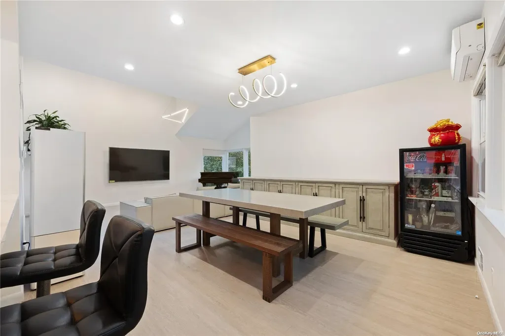 75 Bayview Avenue Great Neck NY 11021