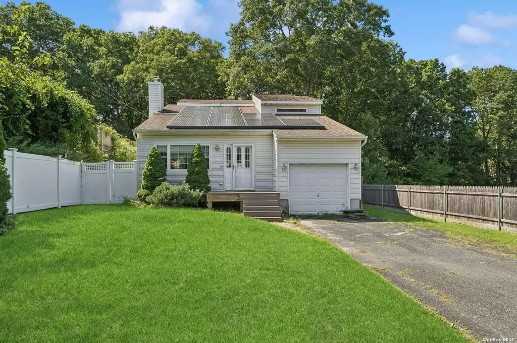 567 Starlight Drive Shirley NY 11967