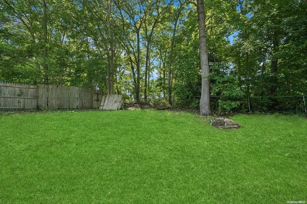 567 Starlight Drive Shirley NY 11967