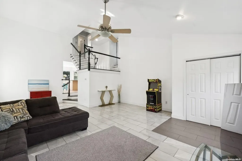 567 Starlight Drive Shirley NY 11967