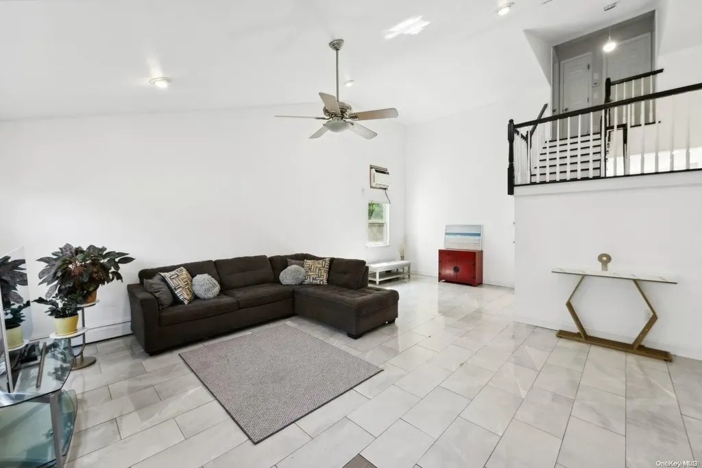 567 Starlight Drive Shirley NY 11967