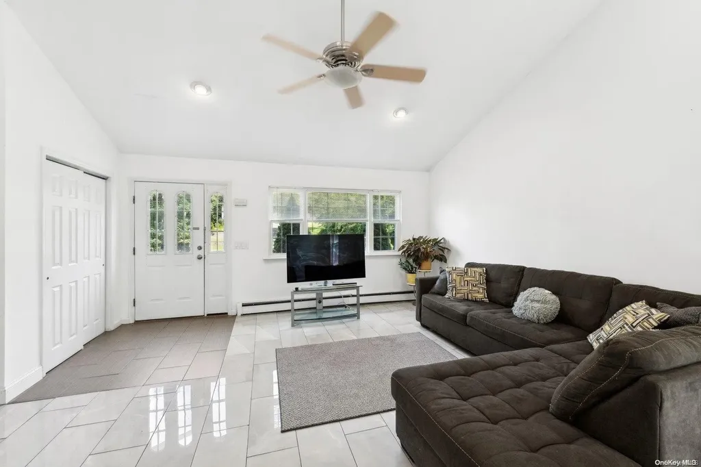 567 Starlight Drive Shirley NY 11967