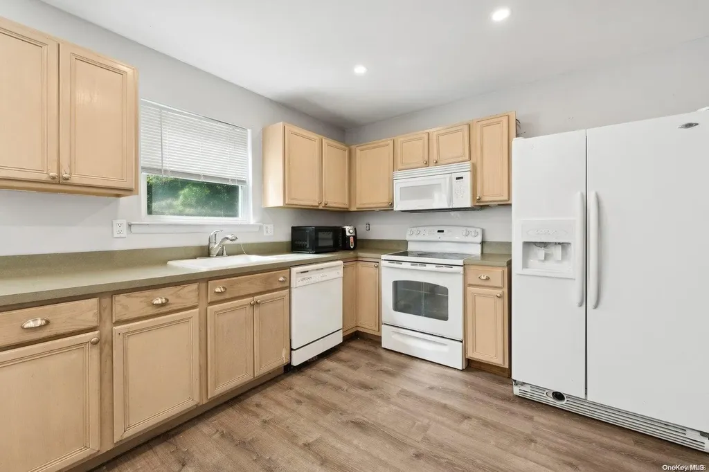 567 Starlight Drive Shirley NY 11967