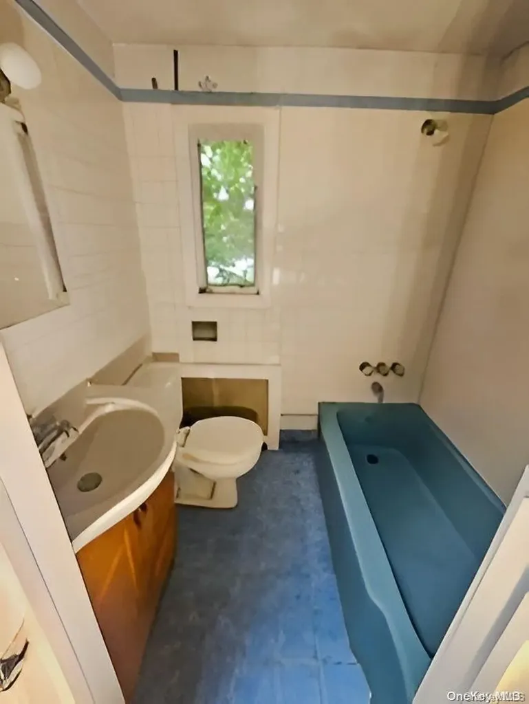 396 Sherbourne Road Valley Stream NY 11580