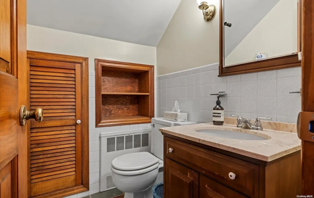 198 Hillside Avenue Mineola NY 11501