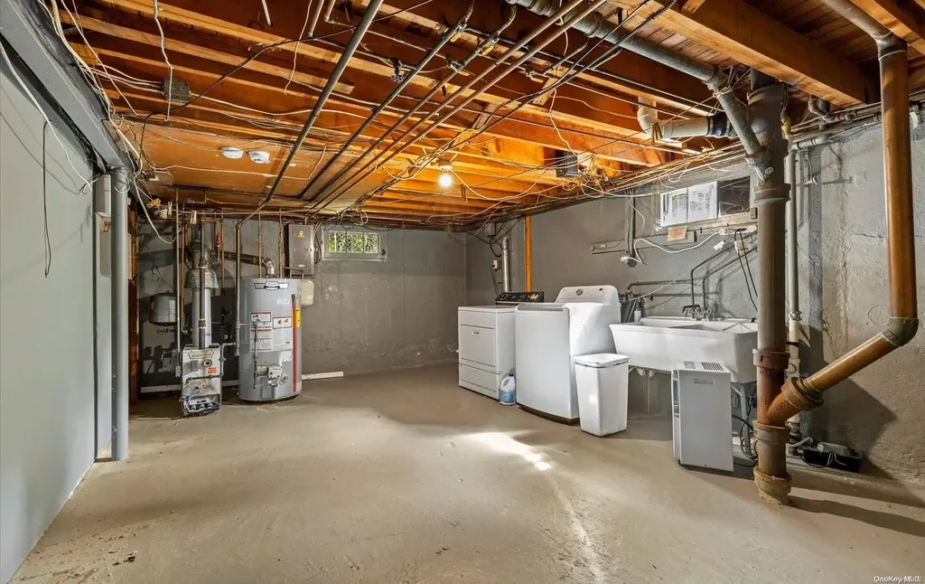 198 Hillside Avenue Mineola NY 11501