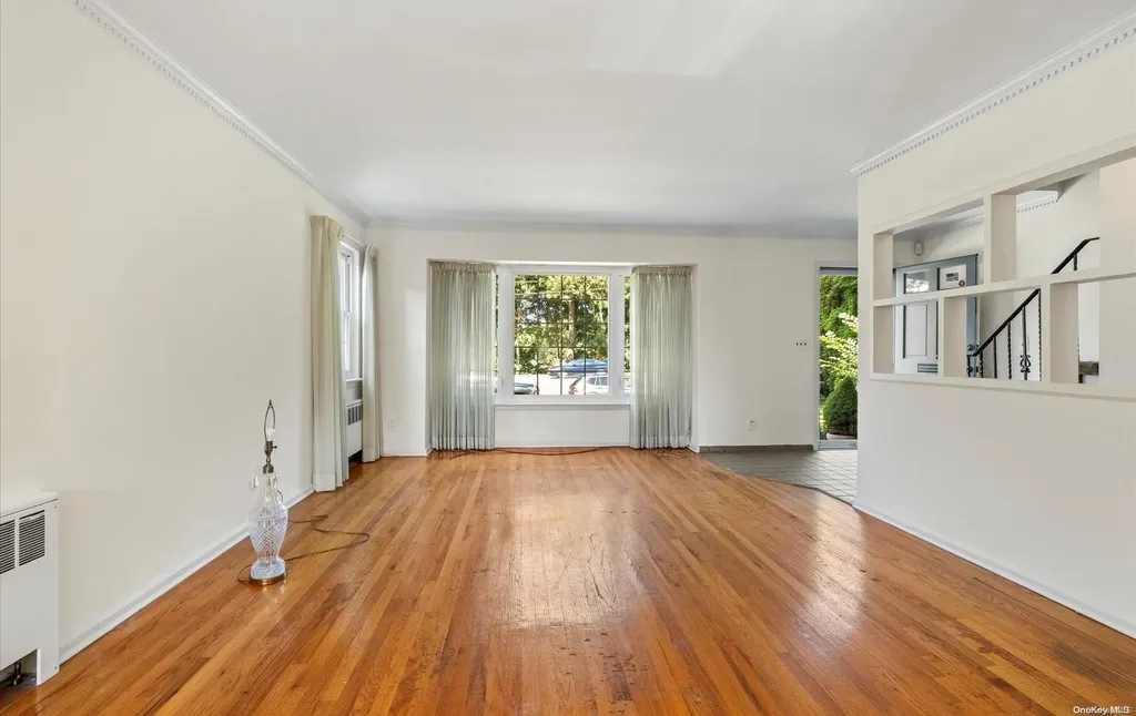 198 Hillside Avenue Mineola NY 11501