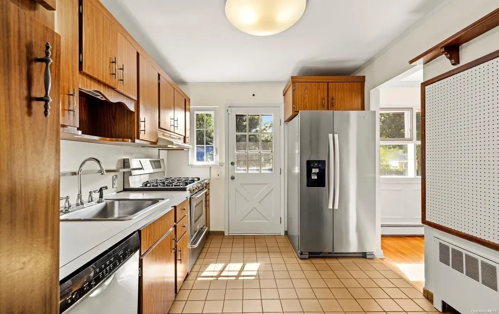 198 Hillside Avenue Mineola NY 11501