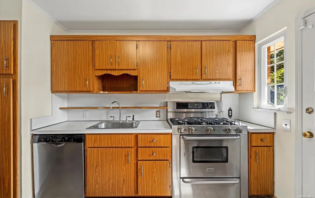 198 Hillside Avenue Mineola NY 11501