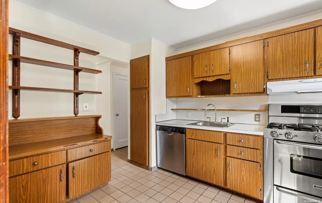 198 Hillside Avenue Mineola NY 11501